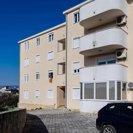 One Bedroom With Balcony Apartment *