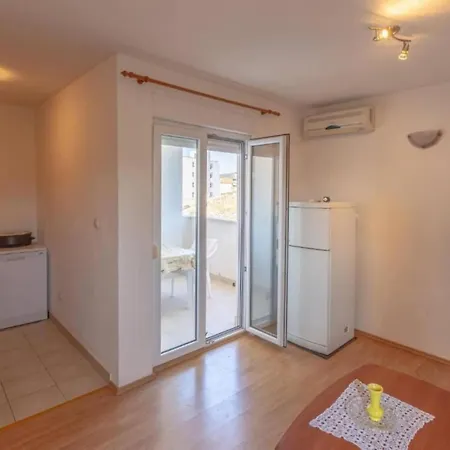 One Bedroom With Balcony Apartment *